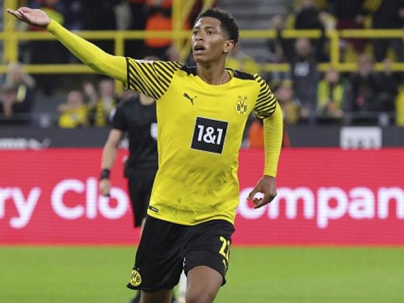 جود بيلينغهام لاعب خط وسط فريق بوروسيا دورتموند 