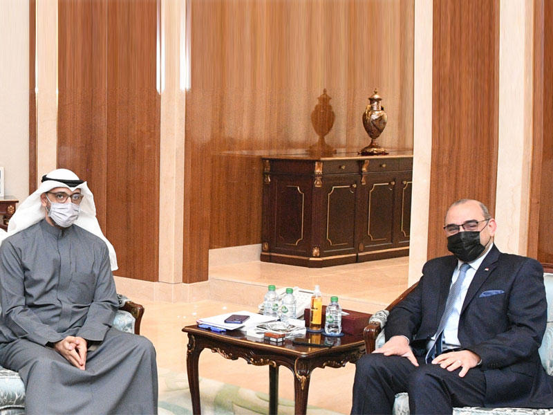 وزير شؤون الديوان الأميري الشيخ محمد العبدالله مستقبلاً سفير العراق لدى دولة الكويت المنهل الصافي أمس