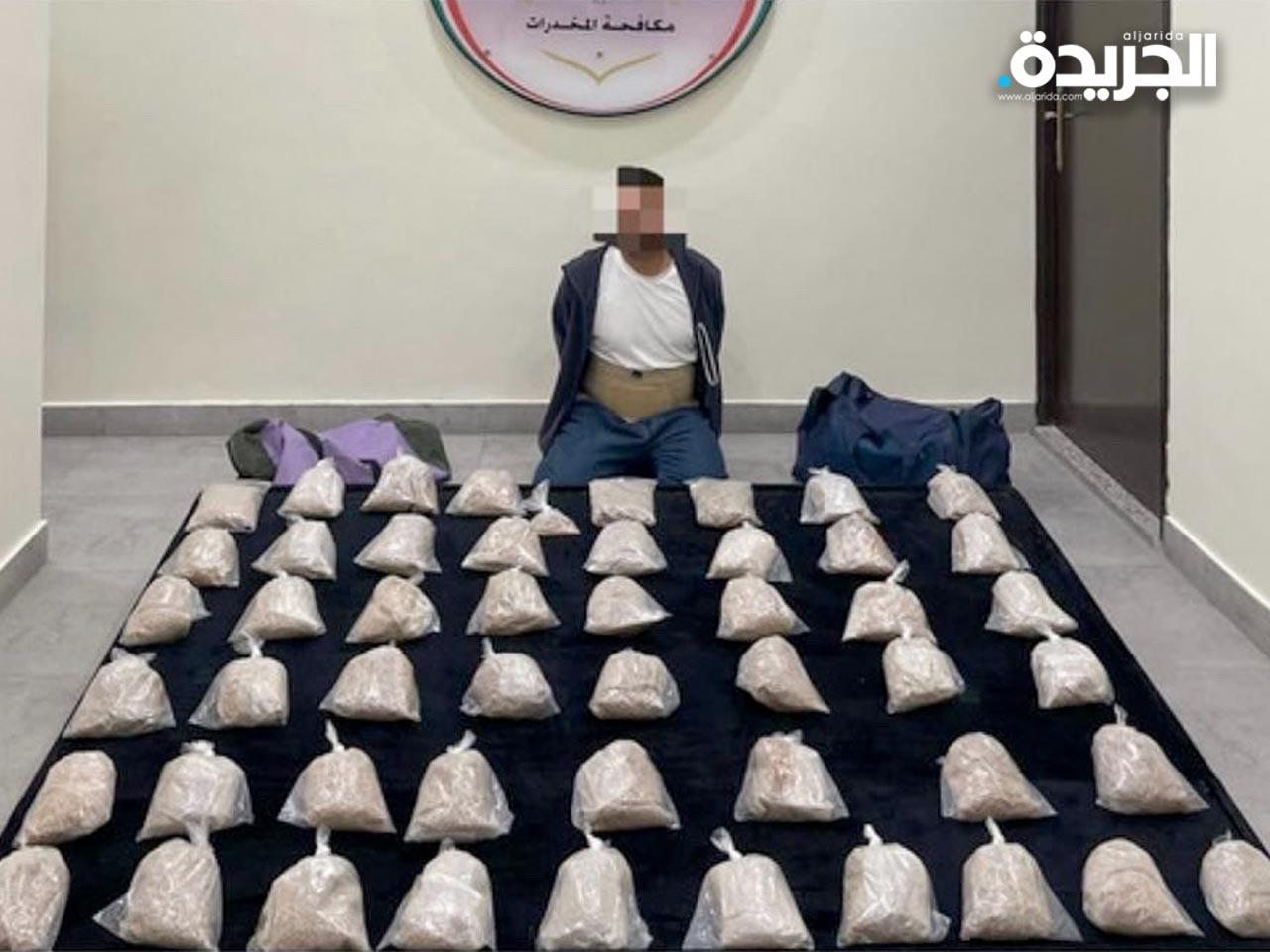 المتهم مع المضبوطات