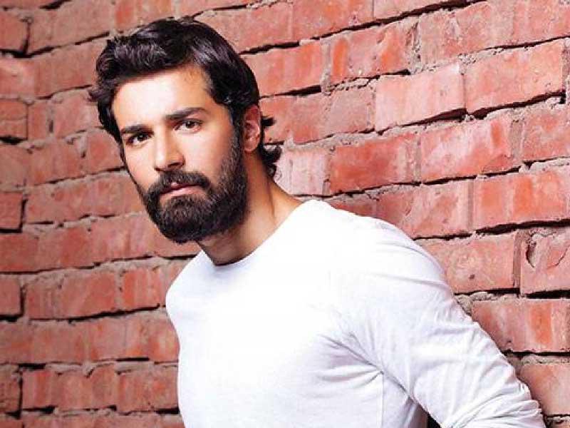 الفنان أحمد حاتم 