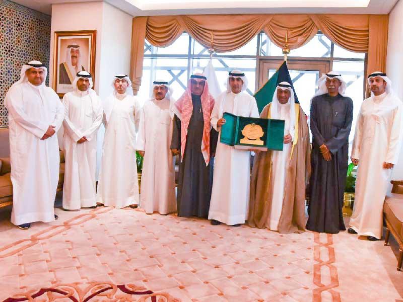 النائب العام المستشار ضرار العسعوسي  مكرماً رئيس النيابة محمد الغملاس