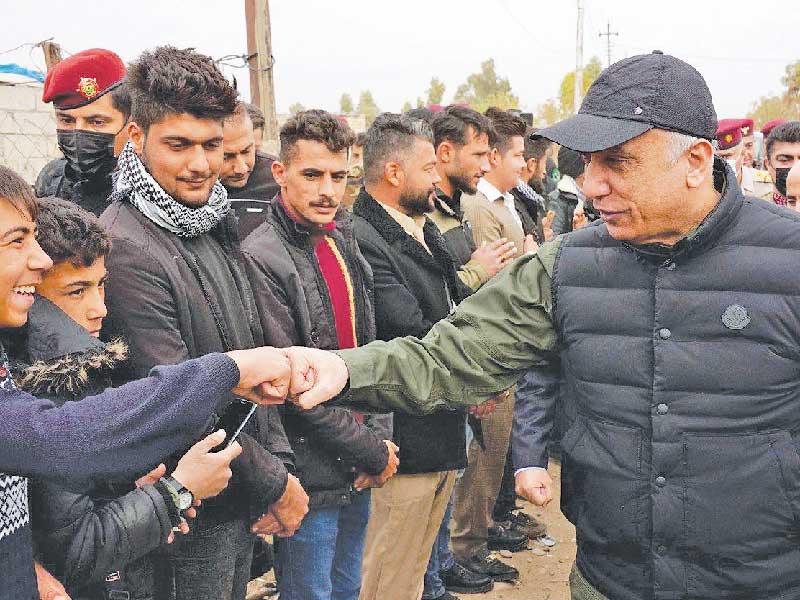 رئيس الحكومة العراقية مصطفى الكاظمي  خلال زيارته إلى مخمور أمس 