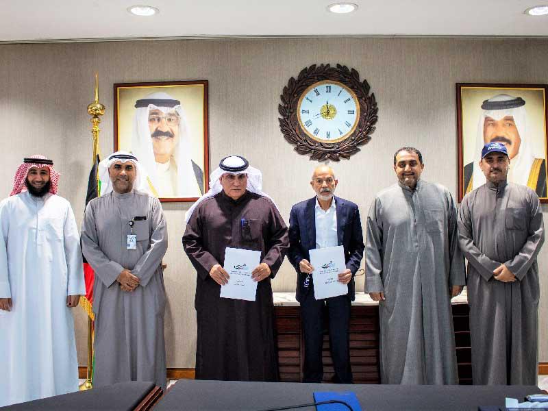 صورة جماعية بعد توقيع العقد