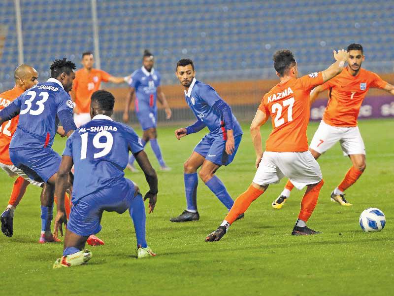 جانب من مباراة كاظمة والشباب أمس (تصوير جورج رجي)