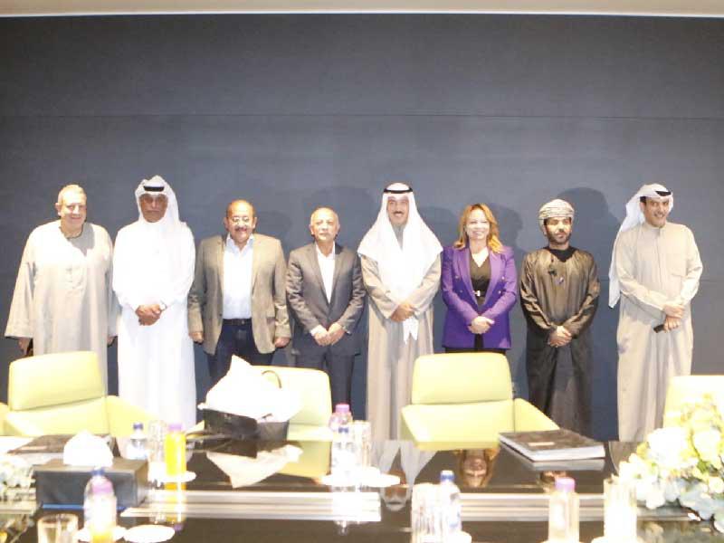  الشيخ أحمد الجابر يتوسط أعضاء الاتحاد العربي