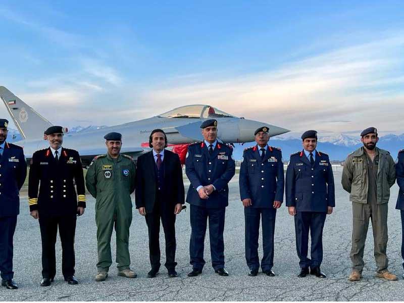 الوفد الكويتي خلال تسلم الطائرتين أمس الأول