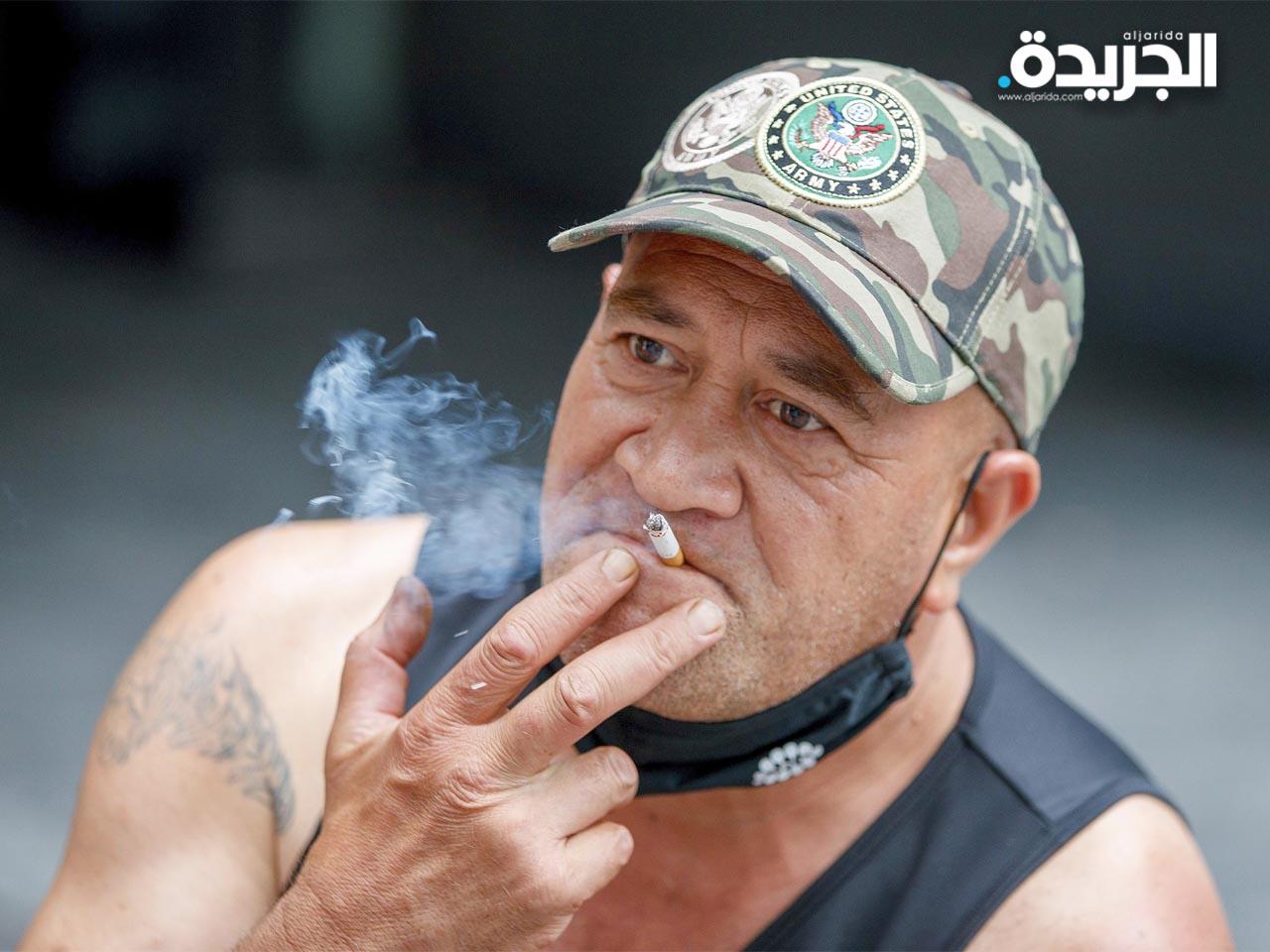 رجل يدخن في أوكلاند، نيوزيلندا.. مع اعتزام الحكومة منع بيع التبغ تدريجياً 