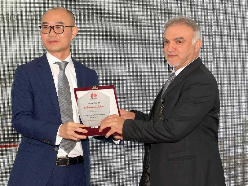  المدير العام للهيئة العامة للصناعة عبدالكريم تقي والرئيس التنفيذي لـ «هواوي الكويت» ريكو لين