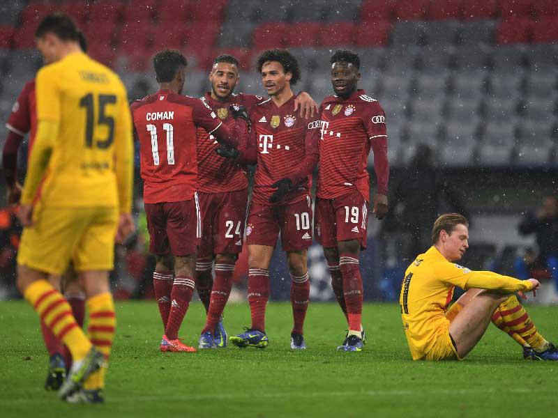 فرحة لاعبي بايرن وخيبة أمل لاعبي برشلونة بالهدف الثاني