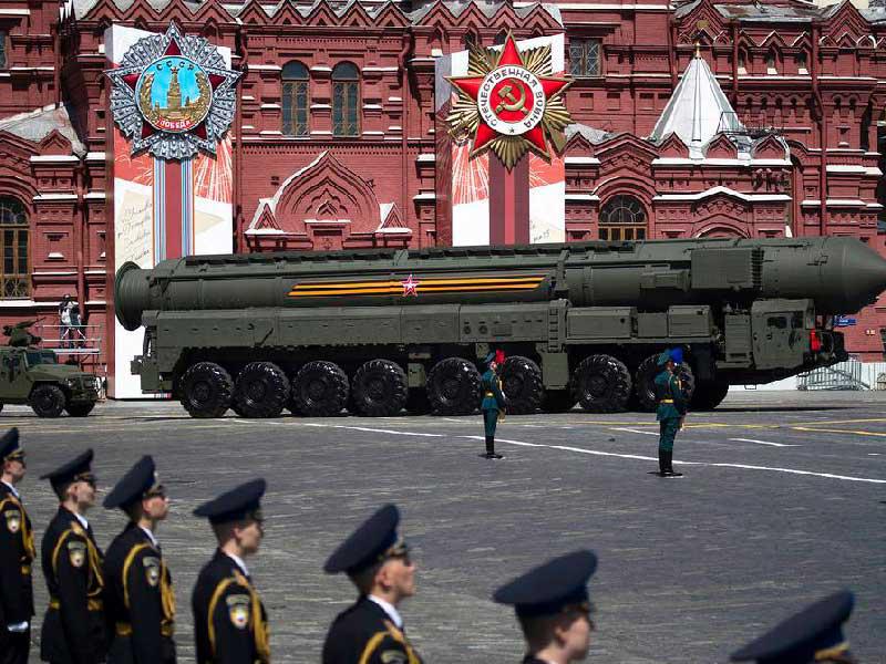 صاروخ بالستي روسي عابر للقارات من طراز «آر اس24 - يارس» قادر على حمل رؤوس نووية، خلال استعراض في عام 2020 بذكرى الانتصار في الحرب العالمية الثانية  