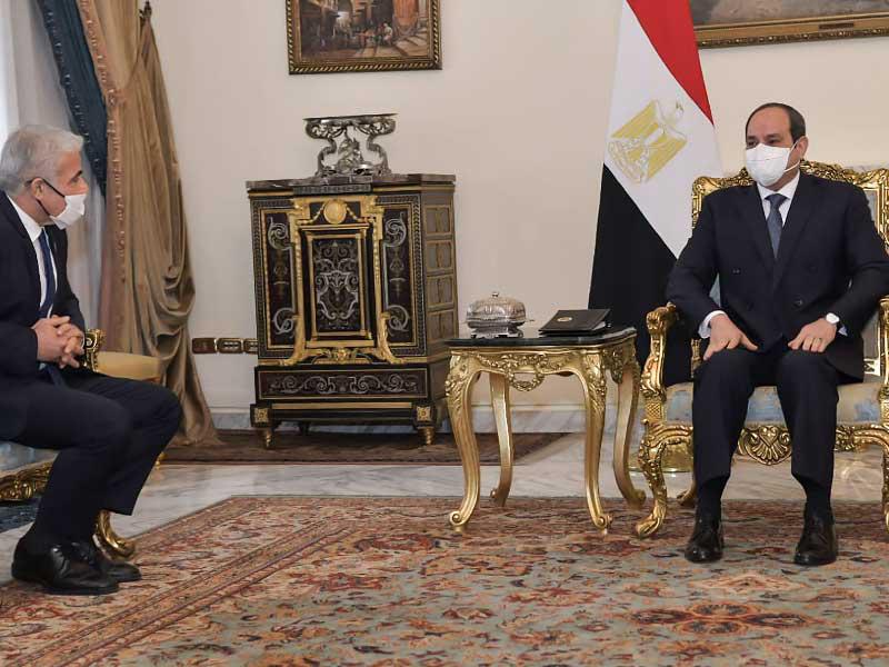  السيسي مستقبلاً لابيد في القاهرة أمس (د ب أ) 