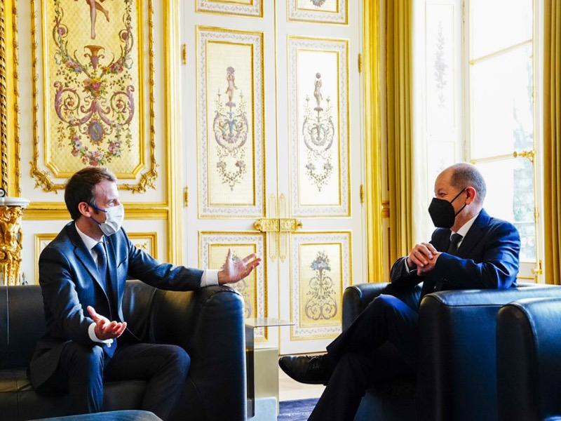 المستشار الألماني ملتقياً الرئيس الفرنسي