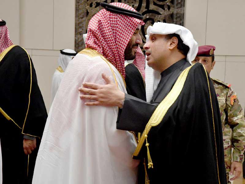 وزير الدفاع مودعاً ولي العهد السعودي لدى مغادرته البلاد أمس الأول