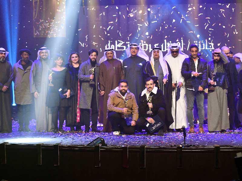 الأنصاري والدويش مع الفائزين بالجوائز 