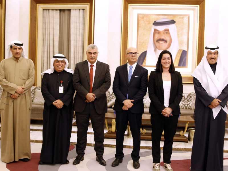 رئيس الاتحادين الكويتي والعربي الشيخ أحمد الجابر مستقبلاً ضيفة الشرف أنس جابر
