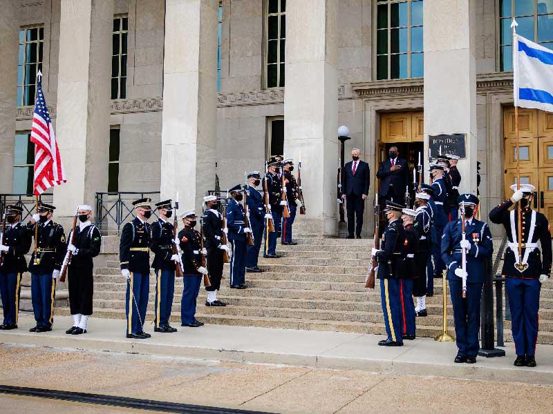 وزيرا الدفاع الأميركي والإسرائيلي على أدراج «البنتاغون» الخميس (أ ف ب)  