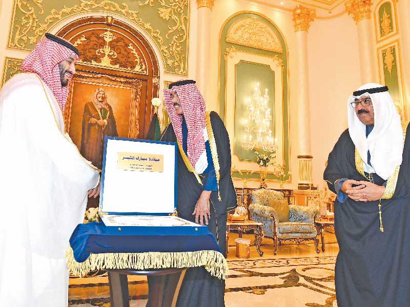 الأمير، بحضور ولي العهد، يمنح محمد بن سلمان قلادة مبارك الكبير خلال زيارته للكويت أمس الأول
