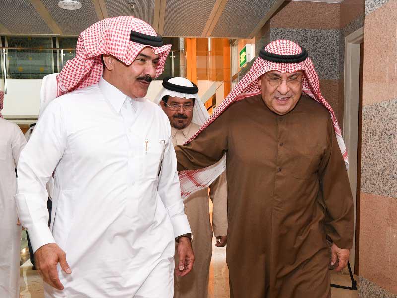 رئيس غرفة تجارة وصناعة الكويت محمد جاسم الصقر مستقبلاً  رئيس اتحاد الغرف التجارية السعودية عجلان العجلان في غرفة التجارة