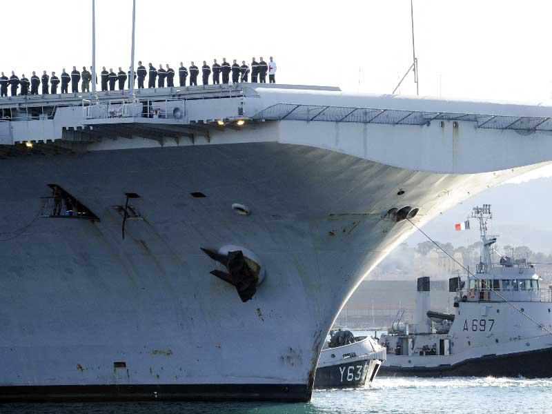 فرقاطة في ميناء شارل ديغول ، في طولون