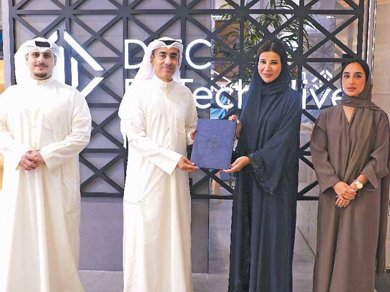 الرئيس التنفيذي للخدمات المصرفية الشخصية والرقمية في البنك عبدالله التويجري، ونائبة الرئيس التنفيذي لمؤسسة DIFC FinTech Hive رجاء المزروعي مع مسؤولي البنك والمؤسسة