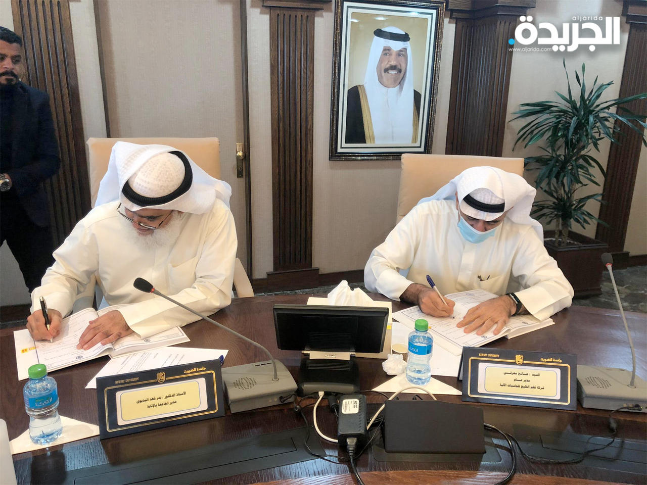 جانب من توقيع المناقصة