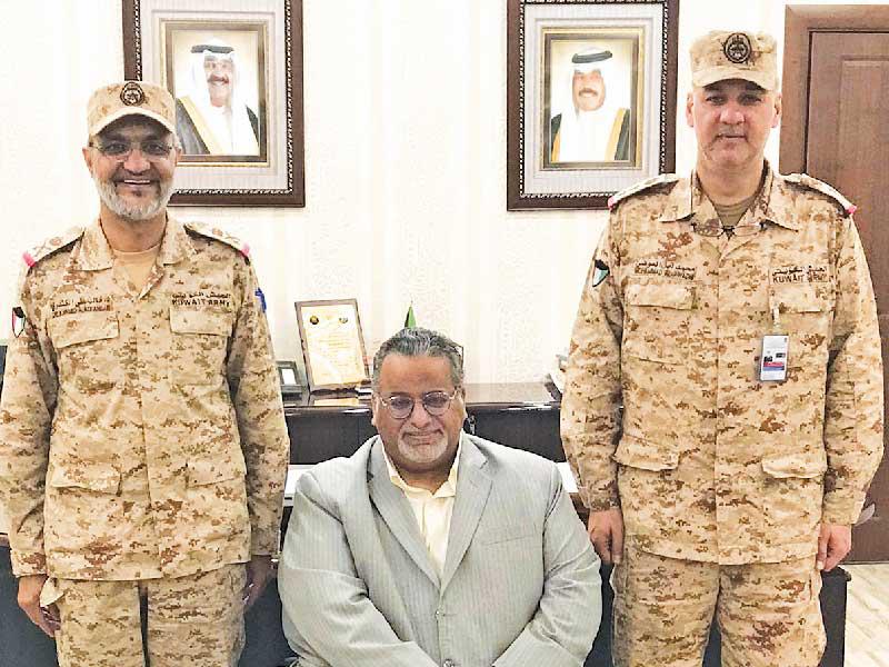 رئيس الأركان لهيئة الإدارة والقوى البشرية اللواء الركن د. خالد الكندري ومدير مديرية التوجيه المعنوي العقيد الركن محمد العوضي مع عميد المعهد الموسيقي رشيد البغيلي 