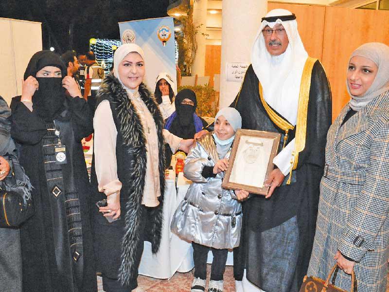 محافظ الأحمدي يكرم إحدى المشاركات من أصحاب الهمم