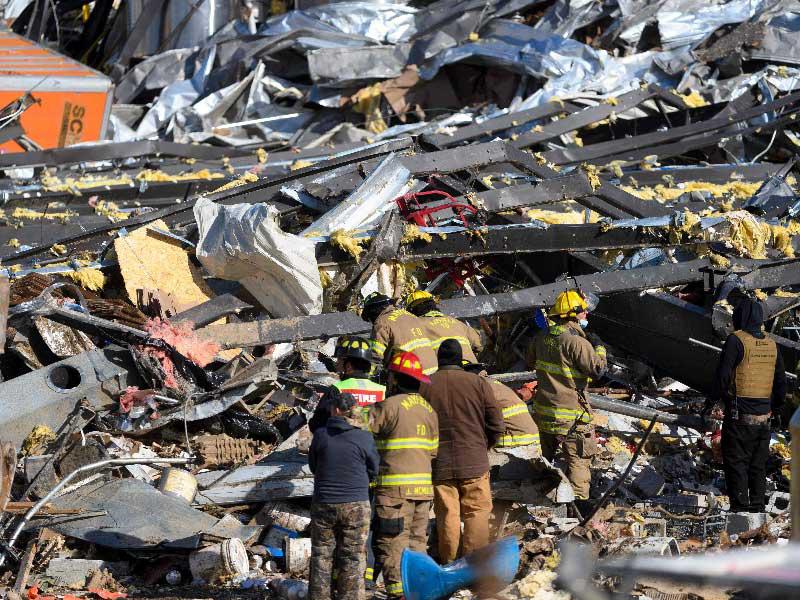 مبان سويت بالأرض في مايفيلد بولاية كنتاكي أمس الأول (رويترز)