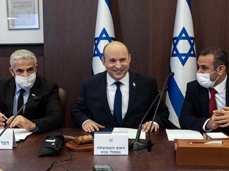 بينيت خلال اجتماع حكومي في القدس قبل توجهه إلى الإمارات أمس (أ ف ب)