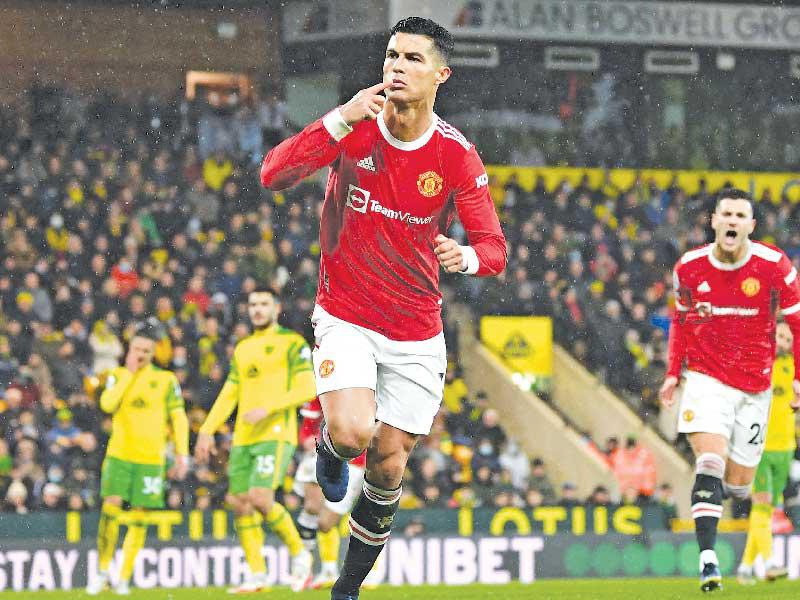 رونالدو نجم مانشستر يونايتد يحتفل بهدفه