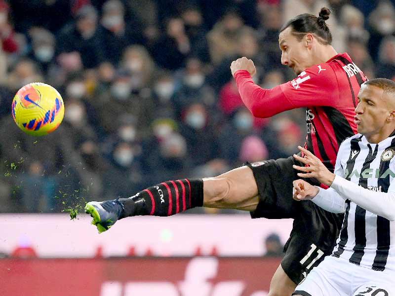 إبراهيموفيتش نجم ميلان خلال مواجهة أودينيزي