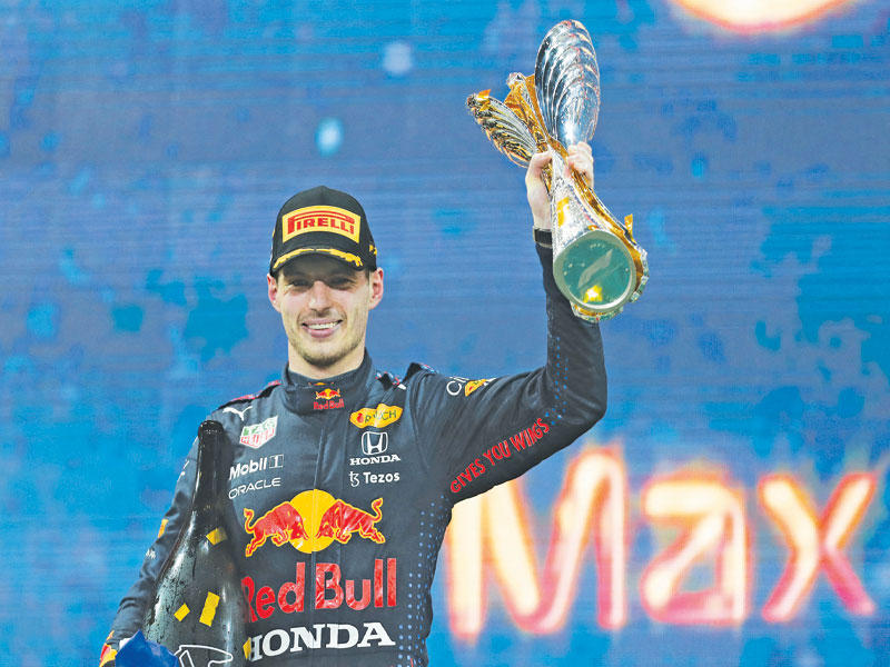 فيرستابن يحمل كأس البطولة