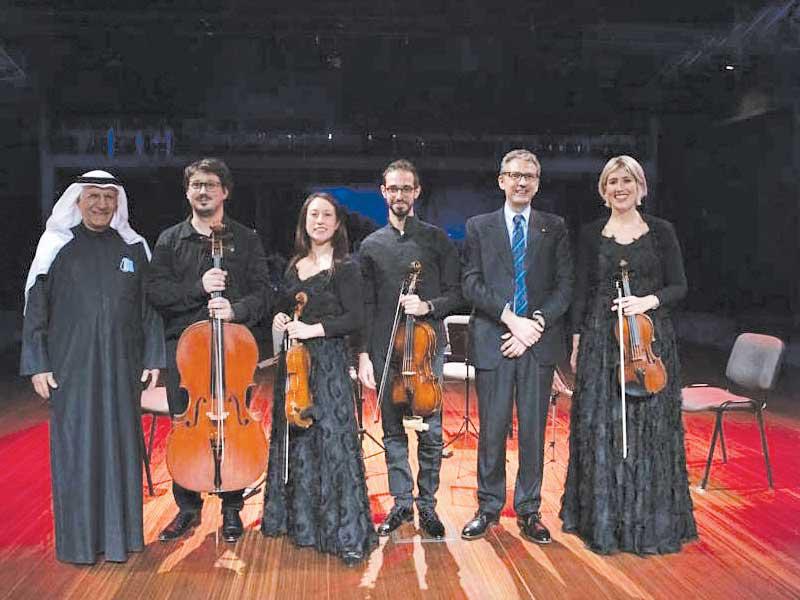 السفير الإيطالي وصباح الريس مع أعضاء الفرقة