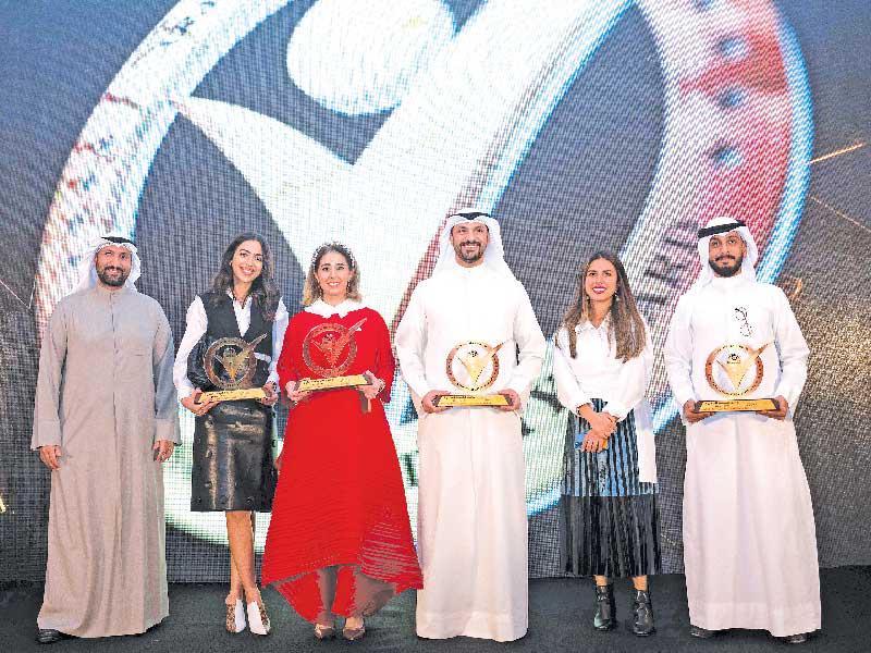 أحمد الأمير و نجلاء العيسى وفريق بنك الخليج أثناء التكريم