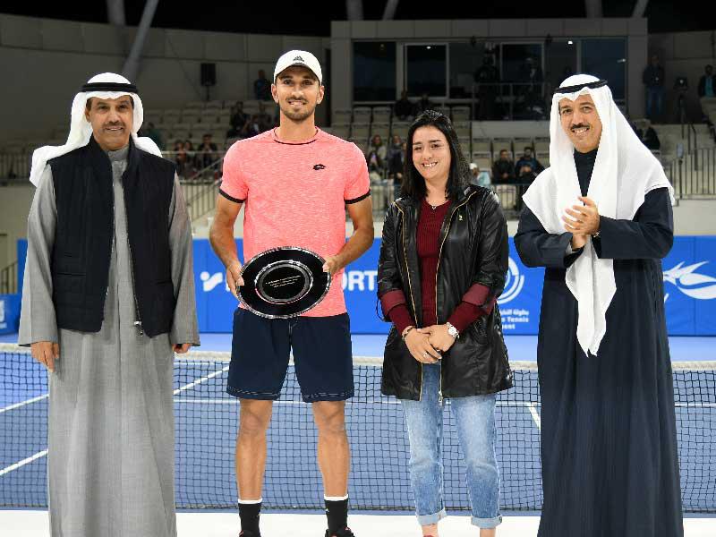 الشيخ أحمد الجابر ود. حمود فليطح واللاعبة التونسية أنس جابر يتوجون هادي حبيب (تصوير نوفل إبراهيم)