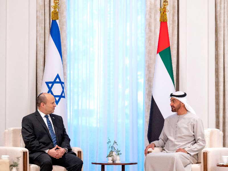 بن زايد مستقبلاً بينيت في أبوظبي أمس (أ ف ب)