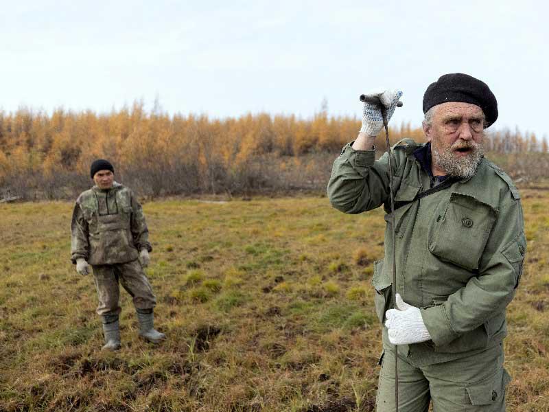 روسي بمحطة العلوم يجس موقعاً جليدياً خارج مدينة تشيرسكي أمس  (رويترز)