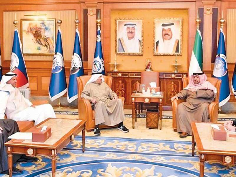 وزير الداخلية الشيخ ثامر العلي مستقبلاً الخالد وأعضاء غرفة التجارة