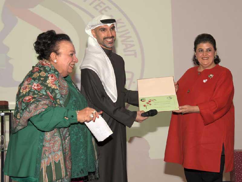 هالة البدر ونرجس الشطي خلال تكريم ممثل أحد رعاة الحفل