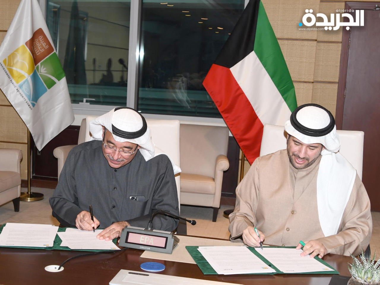 رئيس هيئة البيئة والقائم بأعمال مدير معهد الأبحاث خلال توقيع العقد