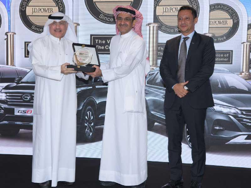 عاهد العيسى يتسلم درع تكريم «بيتك»