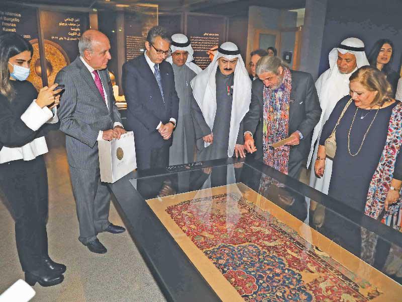  العبدالجليل والسفير الإيطالي أثناء الجولة في المعرض 