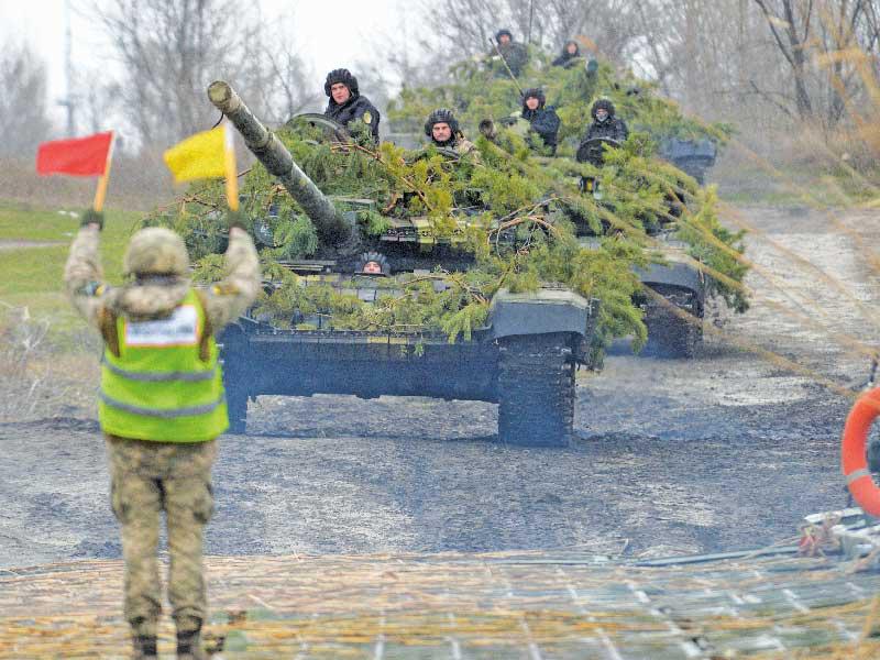 دبابات اوكرانية خلال مناورات قرب دونباس (رويترز)