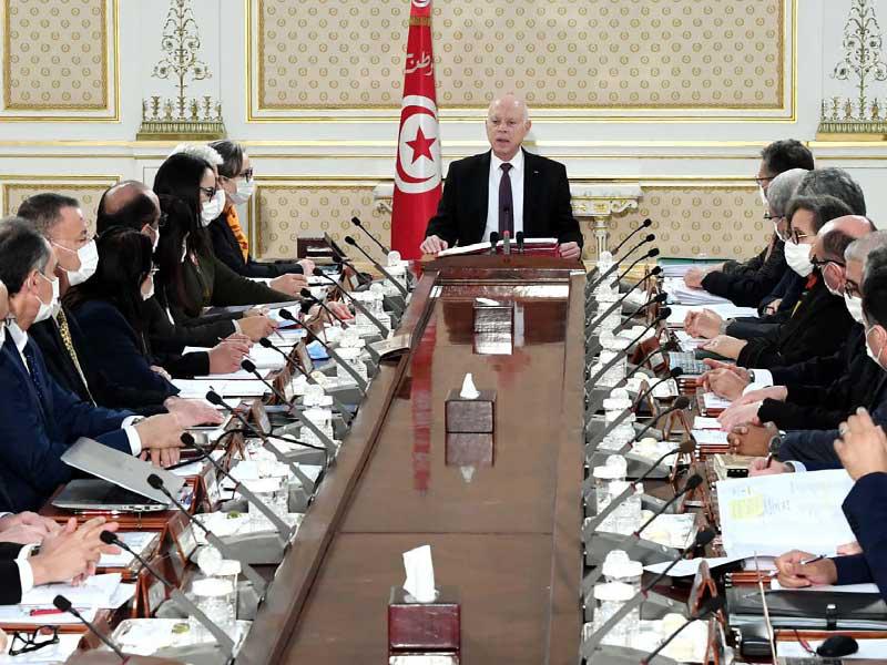 سعيد مجتمعاً بالحكومة ورئيستها نجلاء بودن في تونس أمس الأول (أ ف ب)