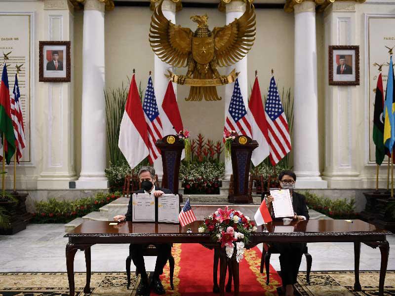 بلينكن ونظيرته الإندونيسية عقب توقيع مذكرة تفاهم في جاكرتا أمس (رويترز)