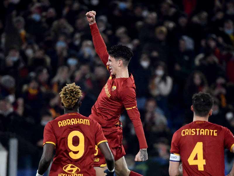 إيبانيز نجم روما يحتفل بهدفه