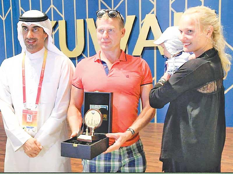 الدكتور بدر العنزي مكرماً الزائر المليون للجناح الكويتي