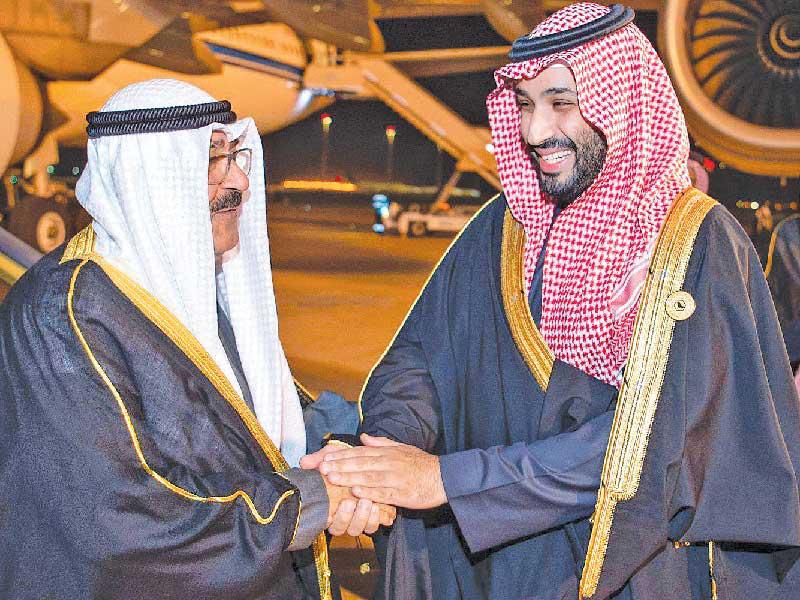 ولي العهد لدى وصوله إلى الرياض أمس وفي استقباله محمد بن سلمان