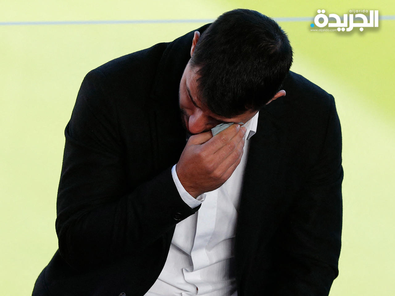 سيرخيو أغويرو باكياً بعد إعلانه اعتزاله كرة القدم خلال مؤتمر صحفي