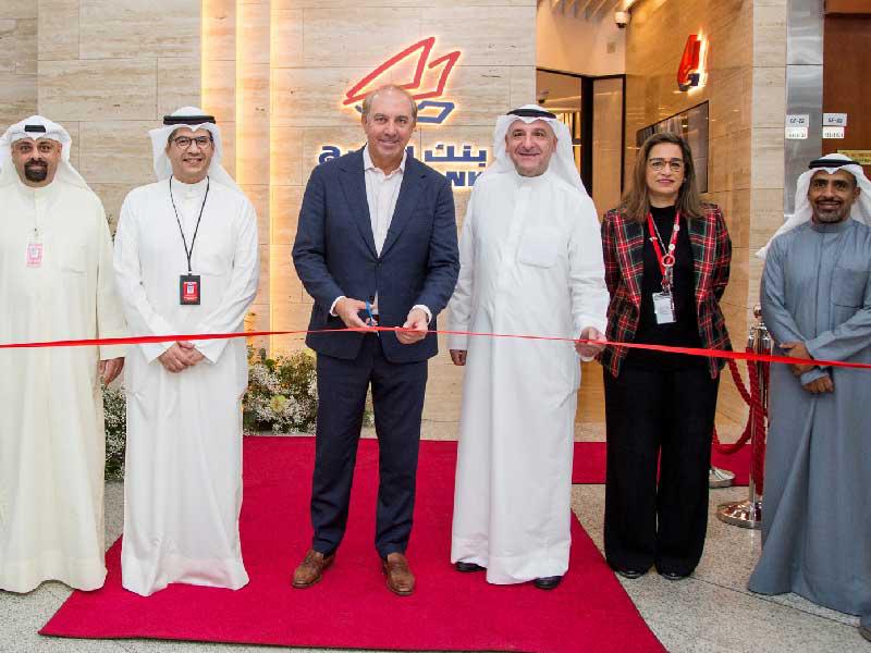 ضاهر مفتتحاً الفرع الجديد 